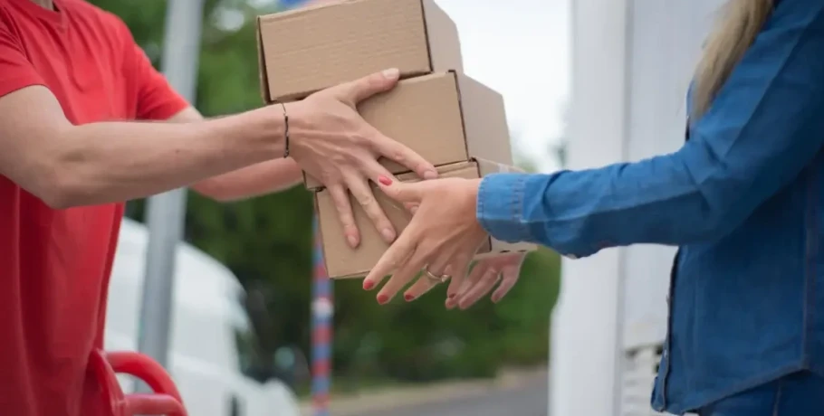 Courier: Ανατροπή με την αντικαταβολή - "Παγώνει" το σχέδιο για τέλος στα μετρητά