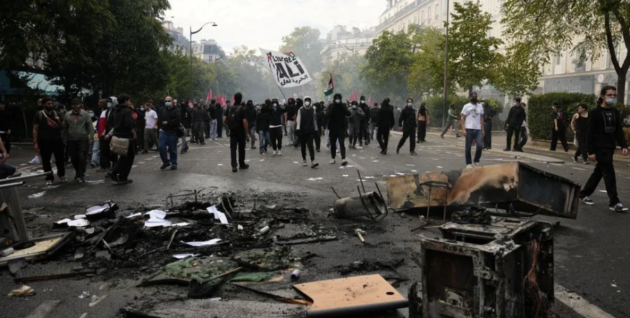 Ξεχειλίζει η οργή στη Γαλλία: «Φουντώνουν» οι μαθητικές διαδηλώσεις