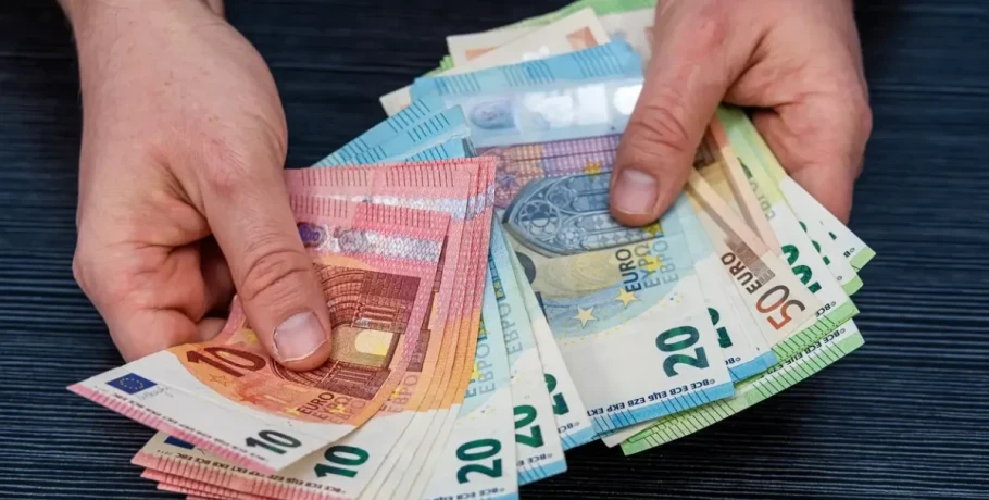 Πόσα ευρώ θα φθάσουν τελικά στην «τσέπη» των δημοσίων υπαλλήλων με την αύξηση των 40 ευρώ – Αναλυτικά παραδείγματα
