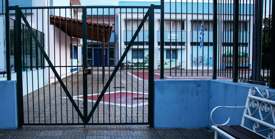 50χρονη διευθύντρια Γυμνασίου στην Ηλιούπολη υπέστη ανακοπή έξω από σχολείο, αναφορές ότι το έπαθε λόγω κεραυνού