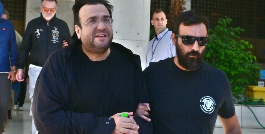 «Κλείσαμε συμφωνίες με τον ίδιο τον Καμπούρη»: Τραγουδιστές καταρρίπτουν τον ισχυρισμό του για... απλούς υπαλλήλους στην απάτη σε βάρος του ΕΦΚΑ