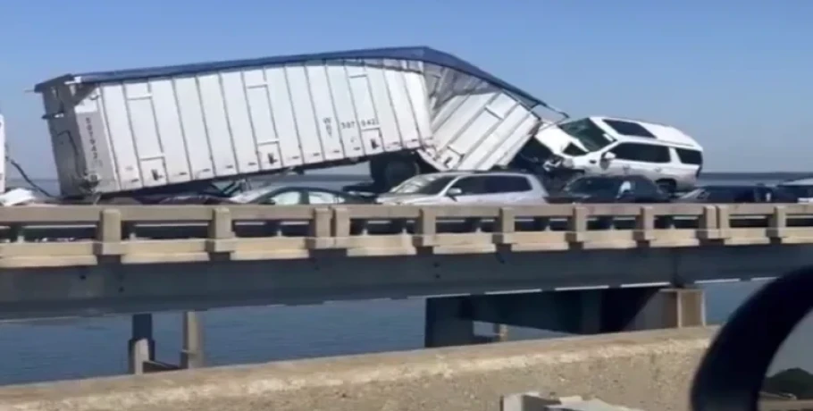 Πυκνή ομίχλη προκάλεσε καραμπόλα δεκάδων οχημάτων στη Νότια Καρολίνα