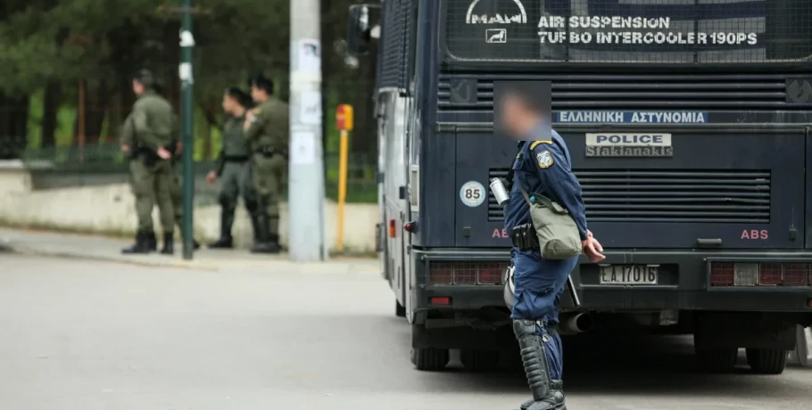 Σοκ στη Θεσσαλονίκη: 42χρονος αστυνομικός αυτοκτόνησε με το όπλο του σε υπηρεσιακό λεωφορείο