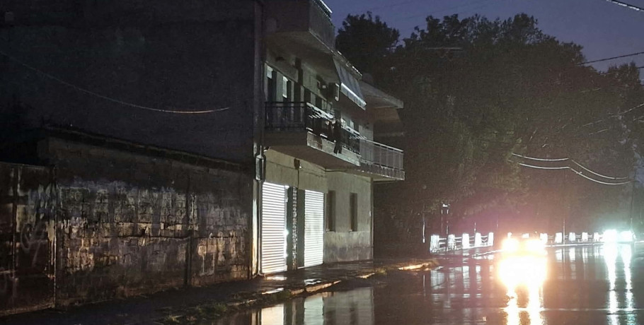 Χωρίς ρεύμα η Σκύδρα λόγω της έντονης βροχής