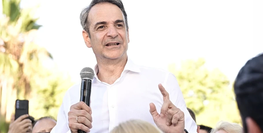 Ο Μητσοτάκης ξεκινά περιοδείες με το βλέμμα στον δύσκολο χειμώνα και βάζει φρένο στα γαλάζια «φάλτσα»