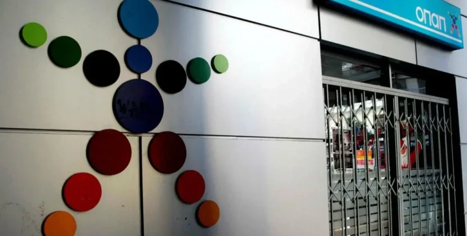 Κουκουλοφόροι στον Βόλο έσπασαν με τσιμεντόλιθο την τζαμαρία πρακτορείου ΟΠΑΠ και άρπαξαν χρήματα