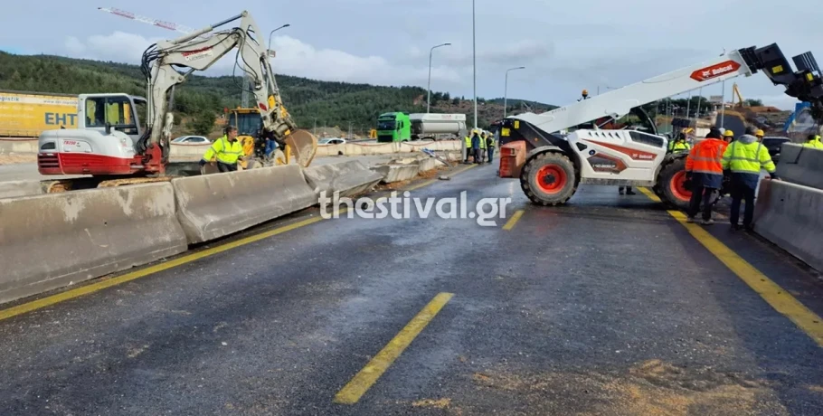 Θεσσαλονίκη: Φορτηγό φράκαρε κάτω από γέφυρα στον περιφερειακό – Αυξημένη κίνηση