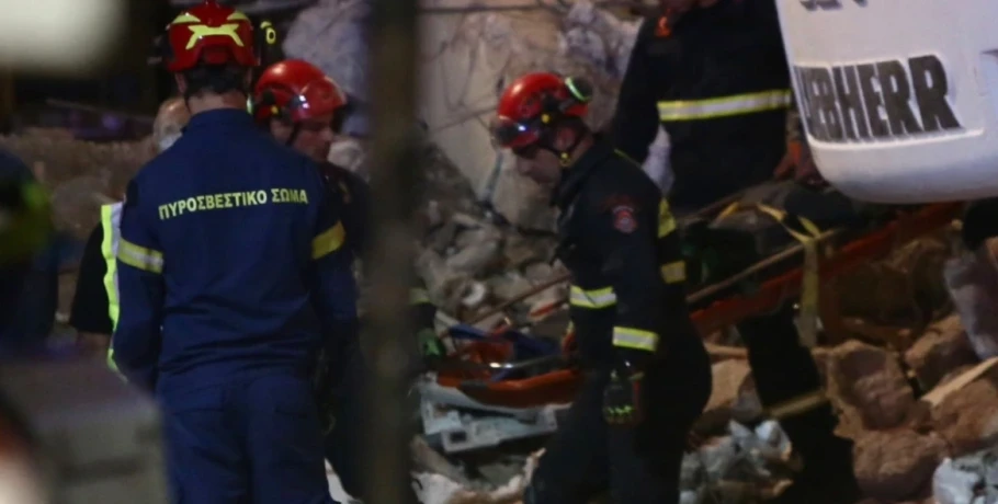 Έκρηξη στην Πλάκα: Ανασύρθηκε νεκρή από τον πρώτο όροφο, συνεχίζονται οι έρευνες για τους άλλους 5 αγνοούμενους