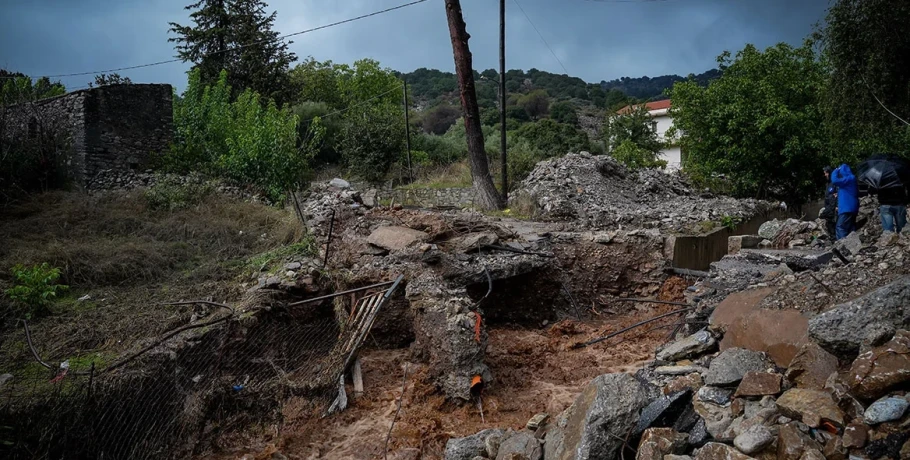 Στη δίνη της κακοκαιρίας η Κρήτη: Ορμητικός χείμαρρος ο κεντρικός δρόμος στα Ζωνιανά, περιοχές χωρίς νερό