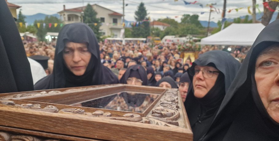Ρίγη συγκίνησης στη Χρυσή Αλμωπίας: Στα χέρια των μοναχών τα Ιερά Λείψανα της Αγίας Χρυσής – Μια πομπή πίστης και αφοσίωσης στον Χριστό