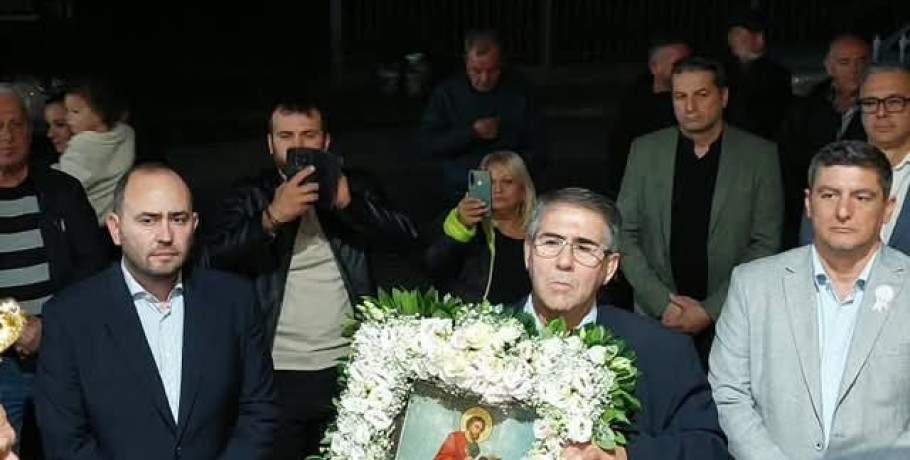 Ιορδάνης Τζαμτζής: Με την Ιερή Εικόνα του Αγίου Λουκά στα χέρια κατά τη λιτανεία στον Άγιο Λουκά Πέλλας