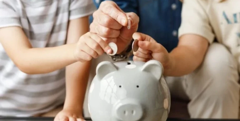 Επενδυτικός λογαριασμός για παιδιά με κρατικό μπόνους έως 1.200 ευρώ – Αφορολόγητα φιλοδωρήματα έως 6.000 ευρώ