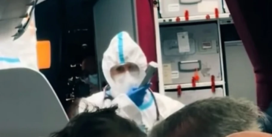 Αναστάτωση σε πτήση από Ρόδο: Επιβάτες έκαναν εμετό μέσα στο αεροπλάνο – Τους «υποδέχθηκαν» στο Ντίσελντορφ γιατροί με ειδικές στολές