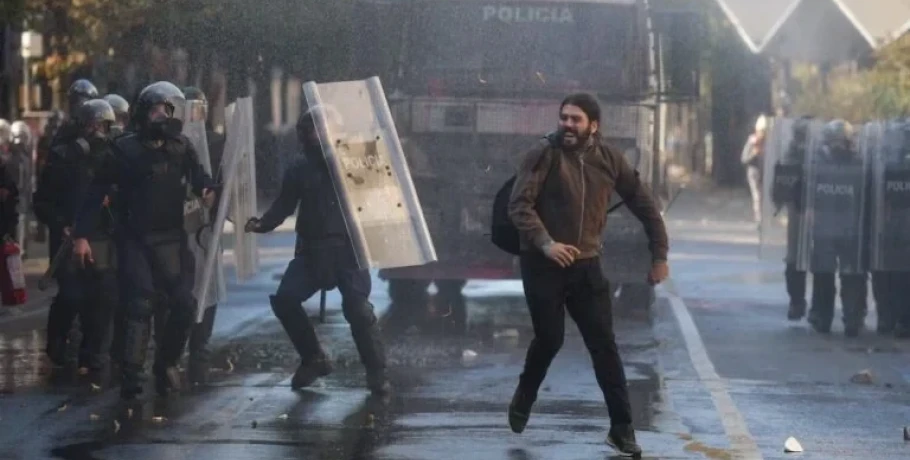 Αλβανία: Συνεχίζονται οι συγκρούσεις στα Τίρανα – Οι διαδηλωτές ετοιμάζουν αποκλεισμό της Βουλής