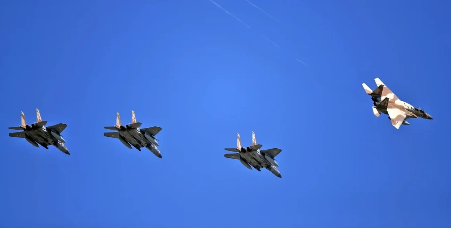 Δεκάδες ισραηλινά μαχητικά και εναέριου εφοδιασμού πέταξαν προς το Ιράν, τελευταία στιγμή γύρισαν πίσω