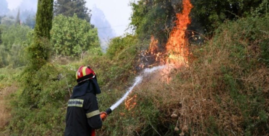 Λέσβος: Φωτιά τώρα στην Άντισσα
