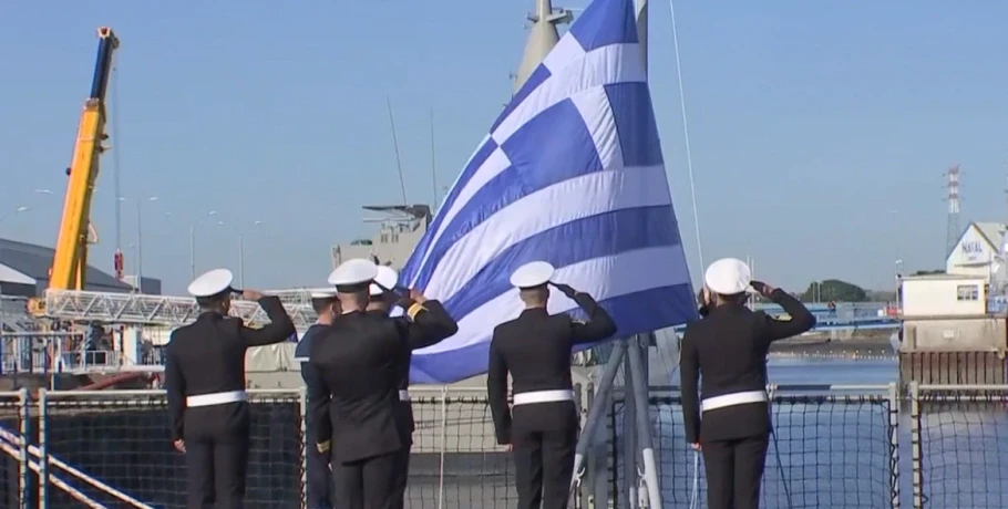 Υψώθηκε η ελληνική σημαία στη φρεγάτα Belharra «Νέαρχος» - Δένδιας: Μαζί με τη Γαλλία χτίζουμε τις αμυντικές δυνατότητες της ευρωπαϊκής μας οικογένειας