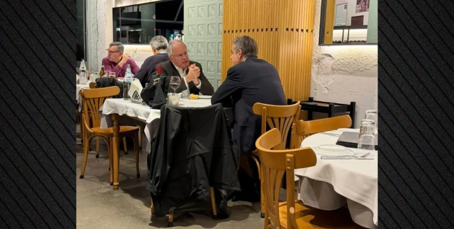 Μητσοτάκης και Τασούλας πήγαν στη «Διάβαση» για σουτζουκάκια και γύρο μετά την τελετή φωτισμού του Λευκού Πύργου
