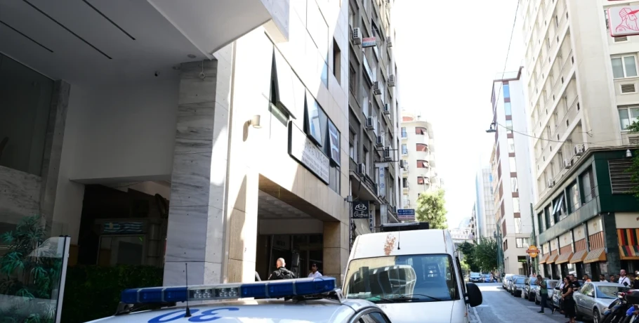 Συναγερμός στην Ομόνοια για ύποπτο χαρτοκιβώτιο
