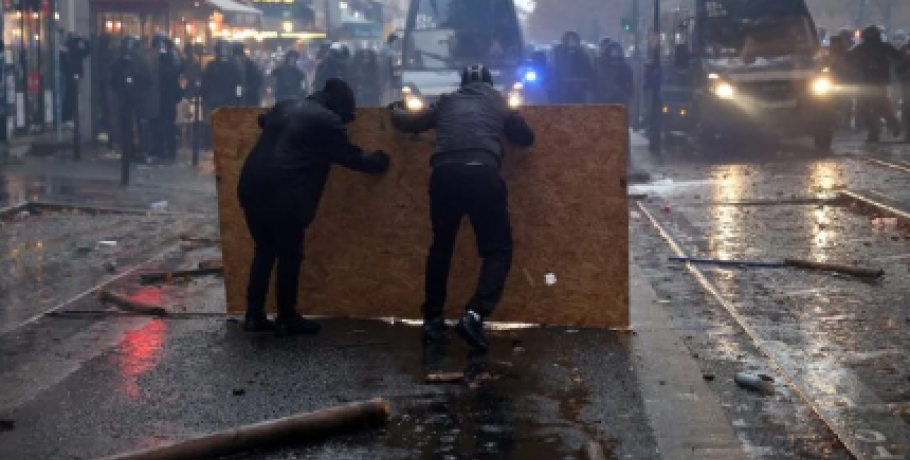 Γαλλία: Σκέψεις στην κυβέρνηση για αποκλεισμό της πρόσβασης σε social media και διαδίκτυο σε κινητά τηλέφωνα για τις διαδηλώσεις του Σαββάτου