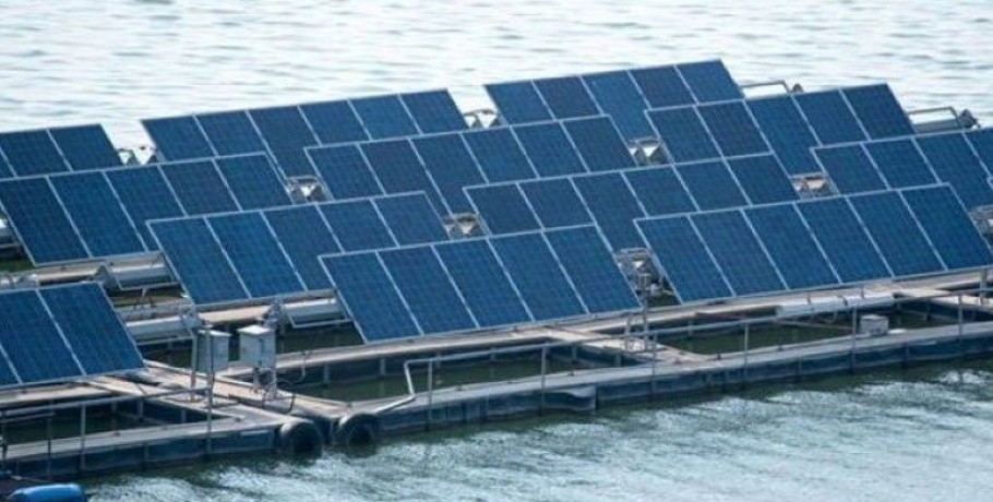 Πλωτά φωτοβολταϊκά σε ελληνικές φυσικές και τεχνητές λίμνες προτείνει το ΕΒΕΘ