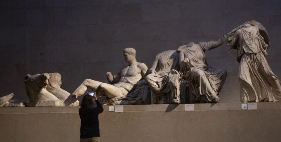Γλυπτά Παρθενώνα: «Δεν τα αφαιρέσαμε βίαια, ήταν στα ερείπια», λέει τώρα το Βρετανικό Μουσείο