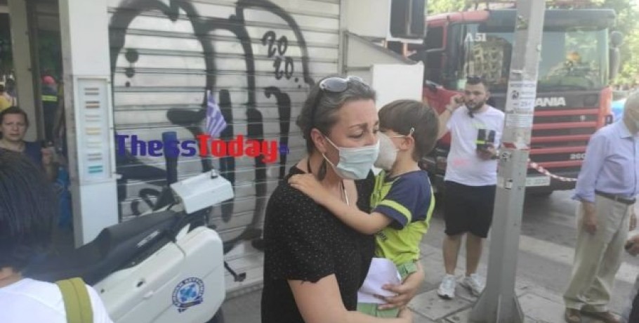 Μαμά κατεβαίνει κλαίγοντας από φλεγόμενο κτίριο με το παιδί της