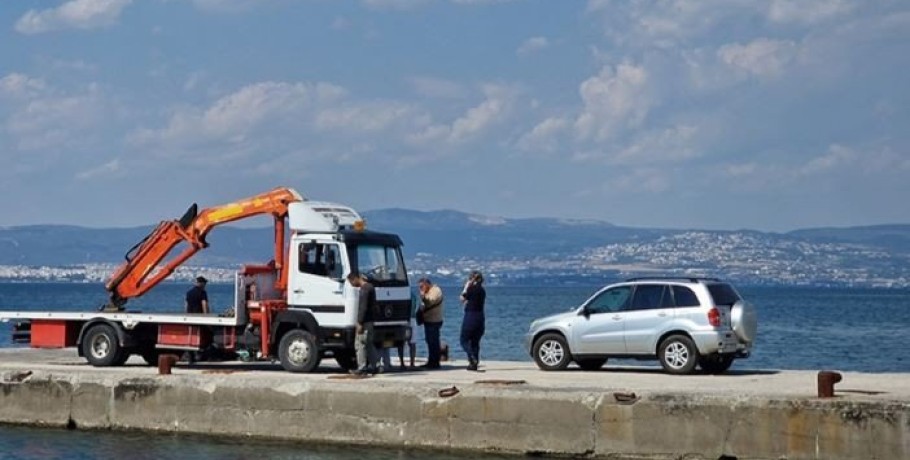 Θεσσαλονίκη: Δύο νεκροί από πτώση αυτοκινήτου στη θάλασσα - Ήταν δεμένοι με χειροπέδες