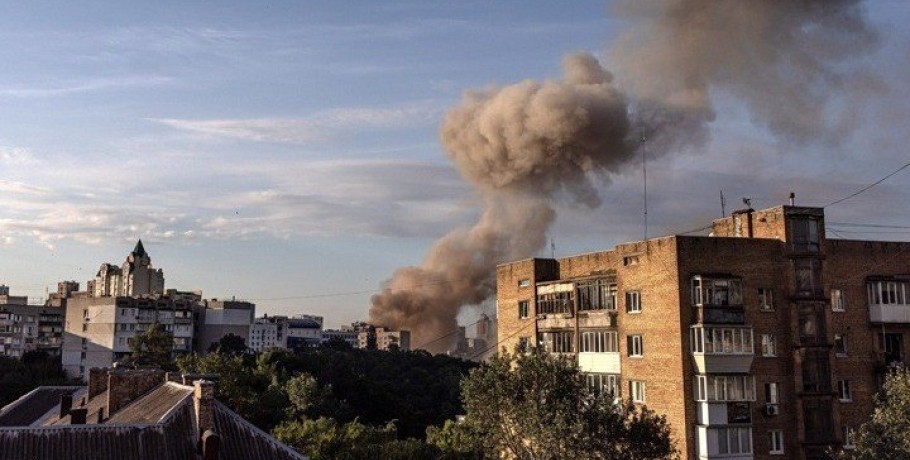 Ένας νεκρός και 5 τραυματίες από τη νέα ρωσική επίθεση με πυραύλους στο κέντρο του Κιέβου