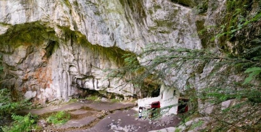 Διαδρομή στο σπήλαιο του Αγίου Διονυσίου στον Όλυμπο
