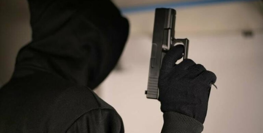 Θεσσαλονίκη: Οι φωνές της υπαλλήλου έδιωξαν τον επίδοξο ληστή με το πιστόλι