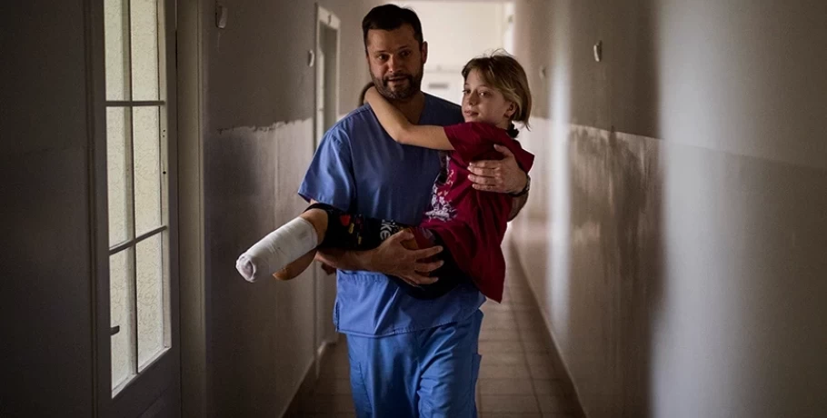 Ουκρανία – ΠΟΥ: Η υγειονομική κρίση επιδεινώνεται – Γιατροί και νοσοκόμοι εργάζονται ενώ οβίδες πέφτουν έξω