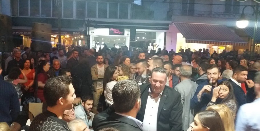 Πανηγυρικό κλίμα στο εκλογικό κέντρο του Χρήστου Μπάτση!