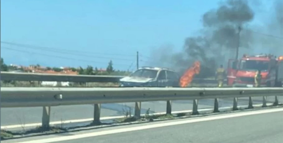 Χαλκιδική: Ουρές χιλιομέτρων στην εθνική οδό μετά από φωτιά σε αυτοκίνητο – Δείτε φωτογραφίες