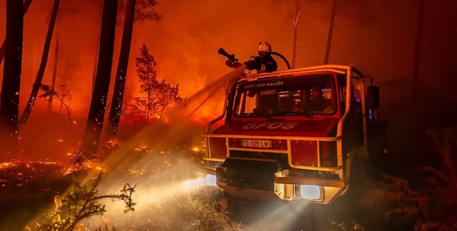 Φωτιές στη Γαλλία: Στο πλευρό της χώρας η Ευρώπη – Στέλνει εκατοντάδες πυροσβέστες
