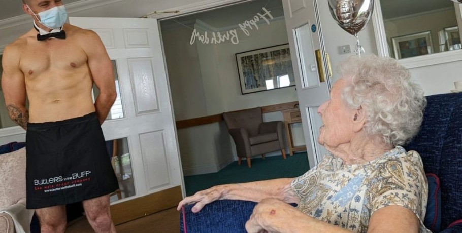 Απίθανη γιαγιά: Γιόρτασε τα 106α γενέθλιά της προσλαμβάνοντας γυμνό μπάτλερ