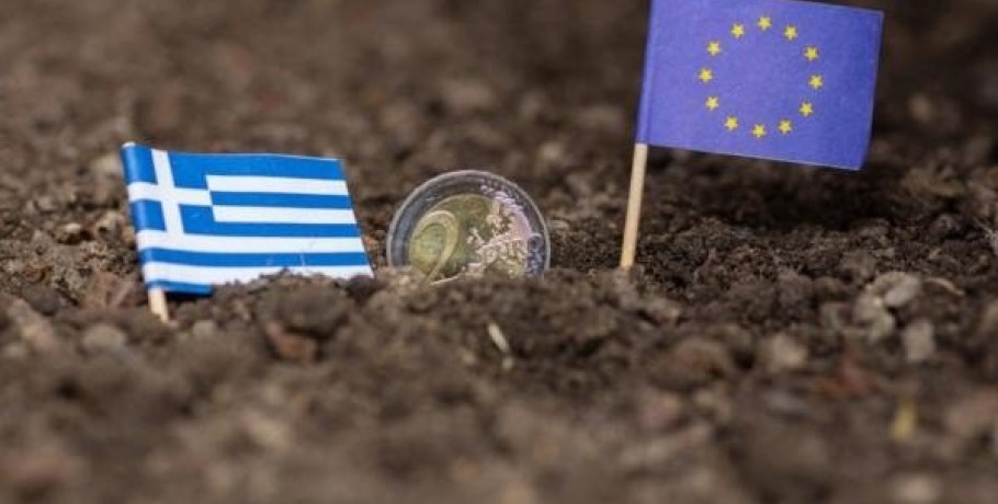Politico: Η Ελλάδα βγαίνει από την Ενισχυμένη Εποπτεία αλλά ο πόνος της λιτότητας παραμένει