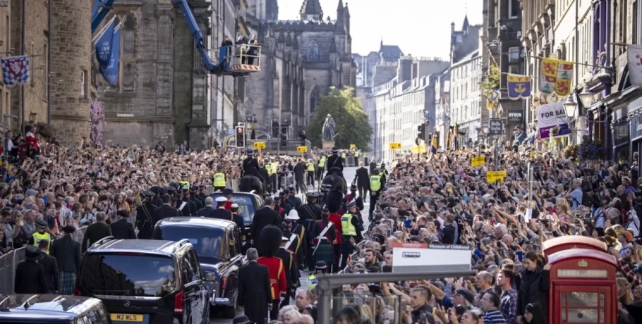 Βασίλισσα Ελισάβετ: Μέχρι και 6 ώρες αναμονή για το προσκύνημα στη σορό της στο Εδιμβούργο