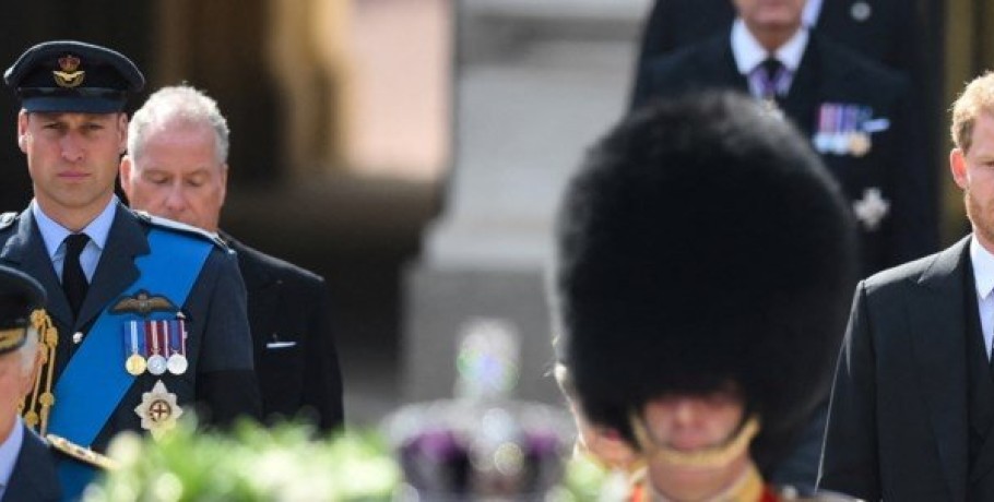 Πρίγκιπας Χάρι: Σημάδι συμφιλίωσης - Ο Κάρολος του επέτρεψε να φορέσει την στρατιωτική του στολή στην "Αγρυπνία των Εγγονών"