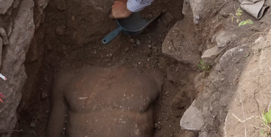 Ανασκαφή στους Φιλίππους: Αποκαλύφθηκε πλατεία με πλούσιο διάκοσμο και εντυπωσιακό άγαλμα, σε φυσικό μέγεθος