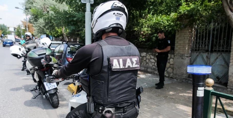 Μενίδι: Δύο αστυνομικοί στο νοσοκομείο -ΙΧ εμβόλισε τη μοτοσικλέτα τους