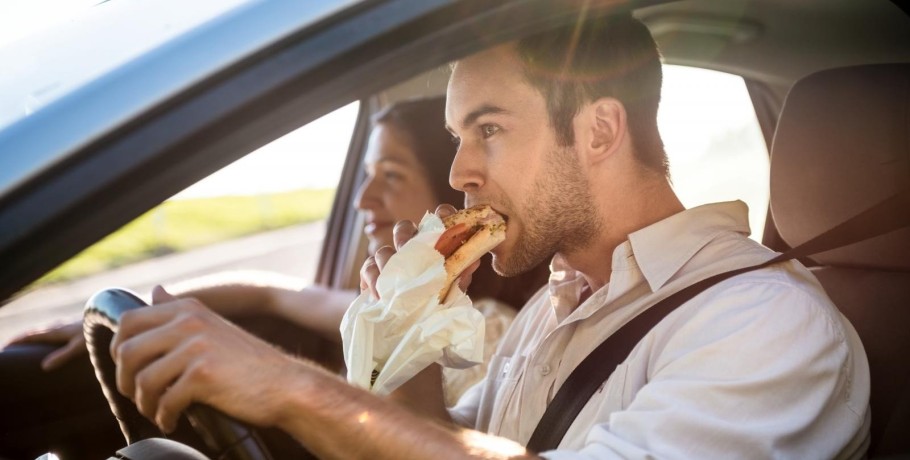 Τέλος το φαγητό στο αυτοκίνητο -Ποια είναι τα πρόστιμα, πότε αφαιρείται το δίπλωμα