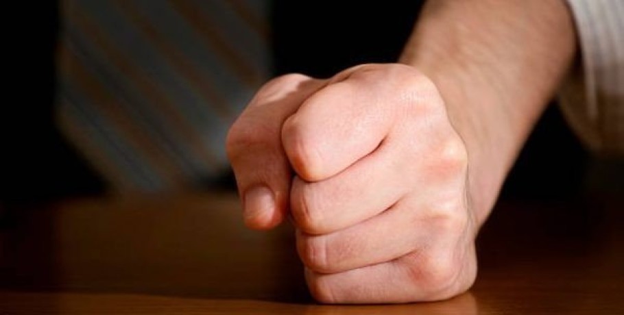 Άγρια συμπλοκή σε σχολείο – Μαθητής πήγε να γρονθοκοπήσει τον διευθυντή του σχολείου