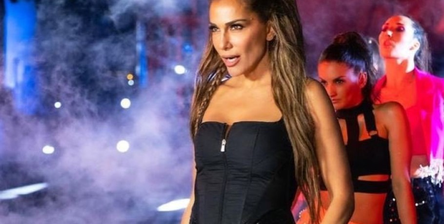 Δέσποινα Βανδή: Με ντεκολτέ που κόβει την ανάσα στην αγκαλιά του Μπισμπίκη