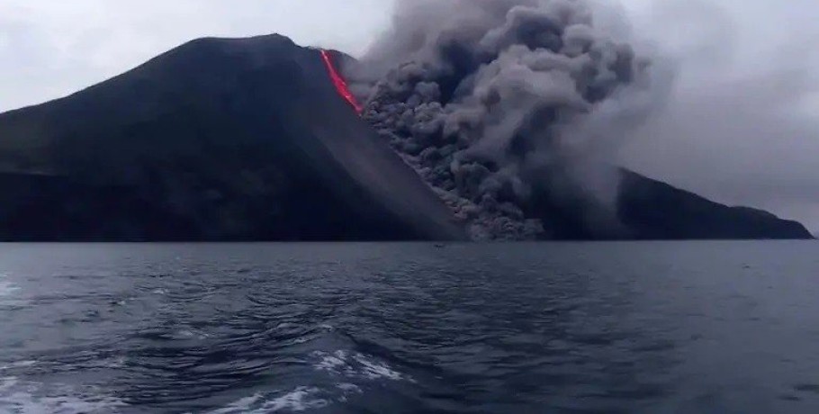 Ιταλία: Εξερράγη το ηφαίστειο Στρόμπολι - Επί ποδός η Πολιτική Προστασία