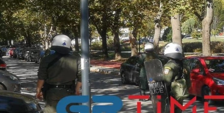 Επεισόδια στο ΑΠΘ: πέτρες και φωτοβολίδες κατά των αστυνομικών