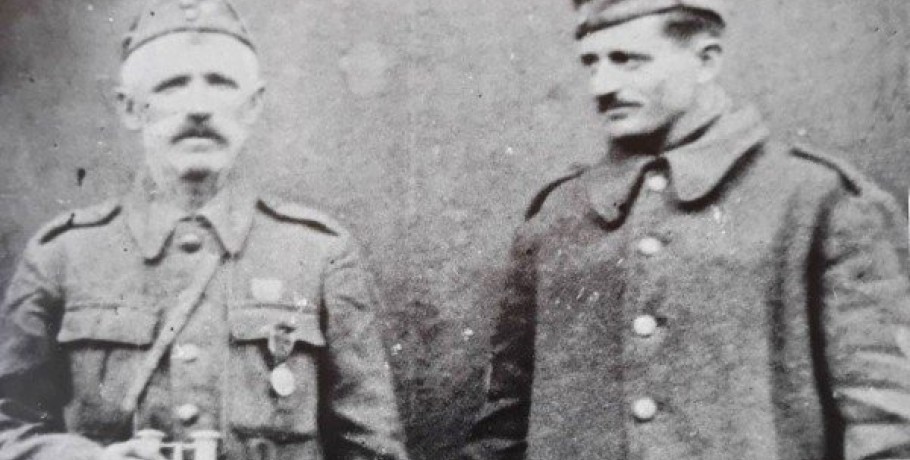 28η Οκτωβρίου - Κοζάνη: Ματοβαμμένο σημειωματάριο αποκαλύπτει συγκλονιστικές στιγμές  από τον πόλεμο του '40 - Τη συνάντηση δύο στρατιωτών- ηρώων,  γιού και πατέρα,  στο μέτωπο της Κορυτσάς