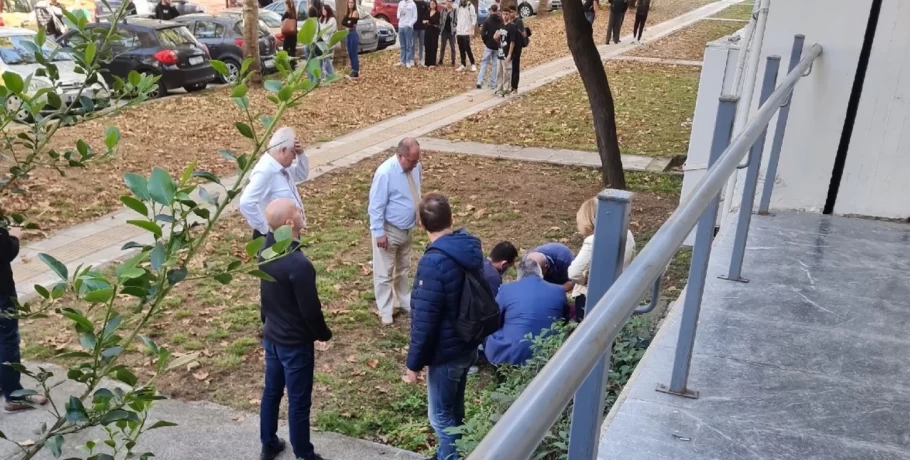 ΑΠΘ: Φοιτητής έπεσε από τον 3ο όροφο στο κενό -Δεν είχε θέση και καθόταν στο περβάζι