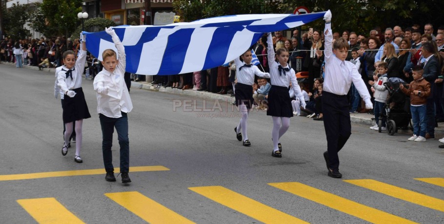 Σκύδρα: περήφανα νιάτα τίμησαν την επέτειο του "ΟΧΙ" (βίντεο & φώτο)