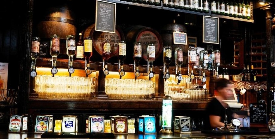 «Πάγωμα» της φορολόγησης στην μπίρα ζητούν οι βρετανικές παμπ